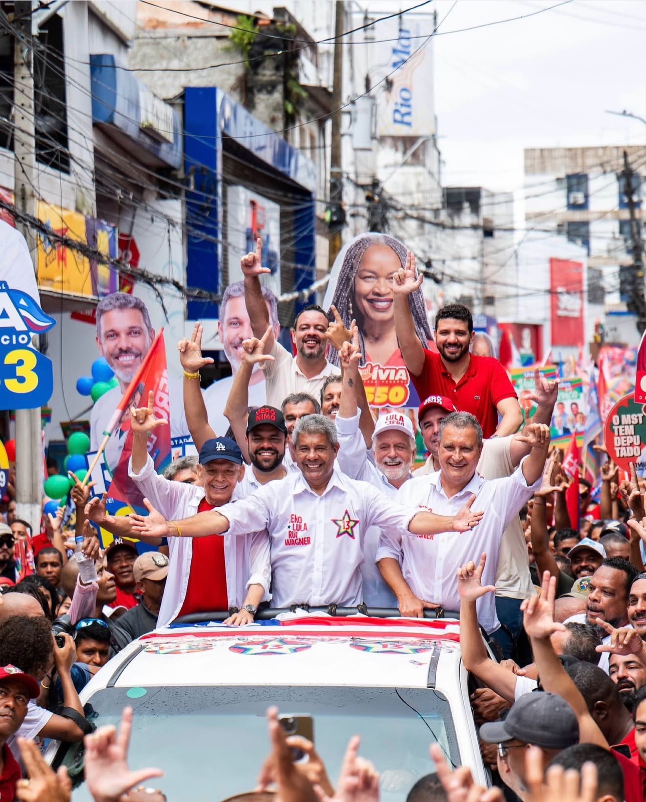 Multidão acompanha time de Marcos Medrado em caminhada política por Valença