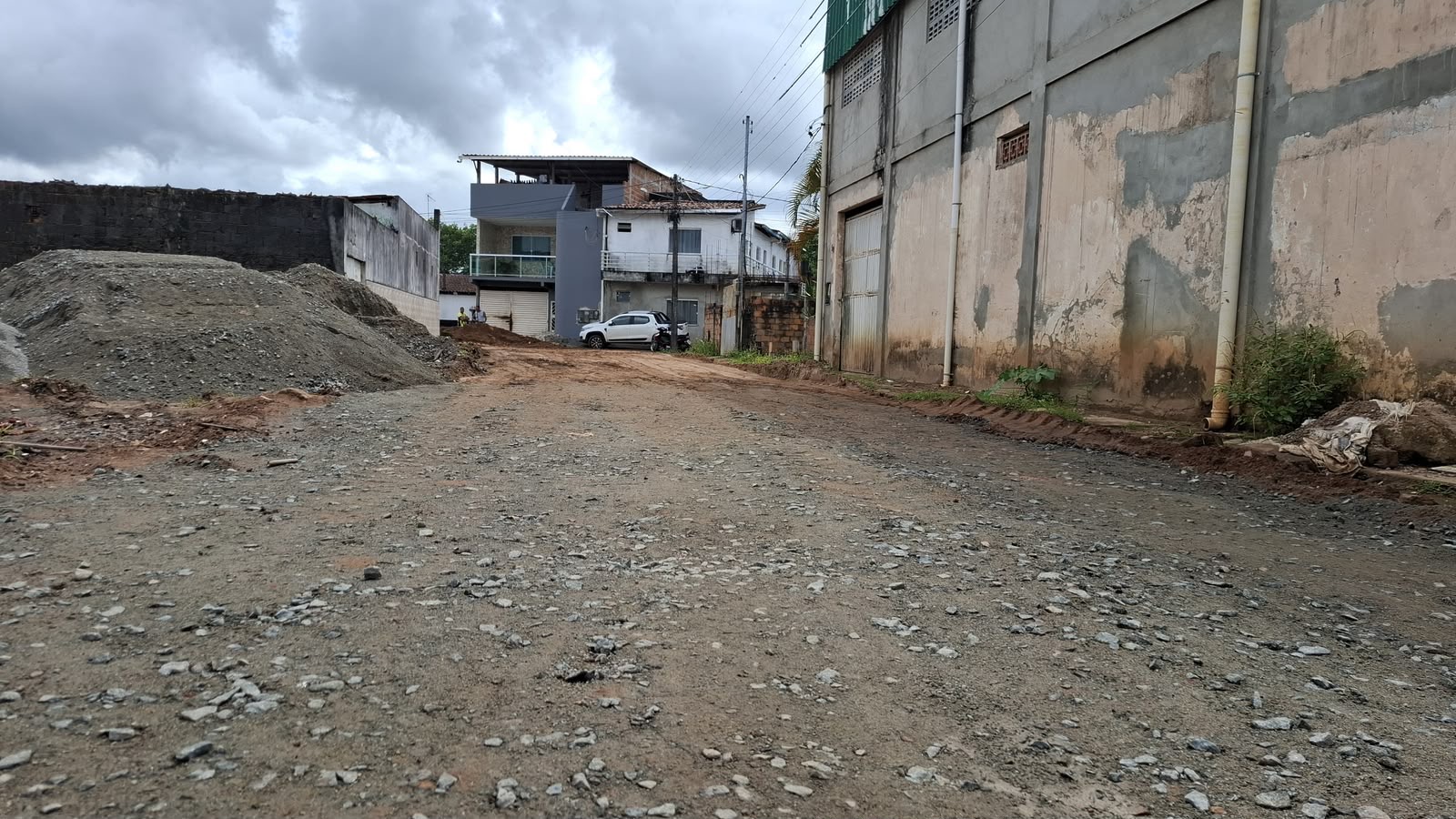 Prefeitura executa terraplanagem e aplicação de solo-brita na Segunda Travessa da Avenida Dendezeiros