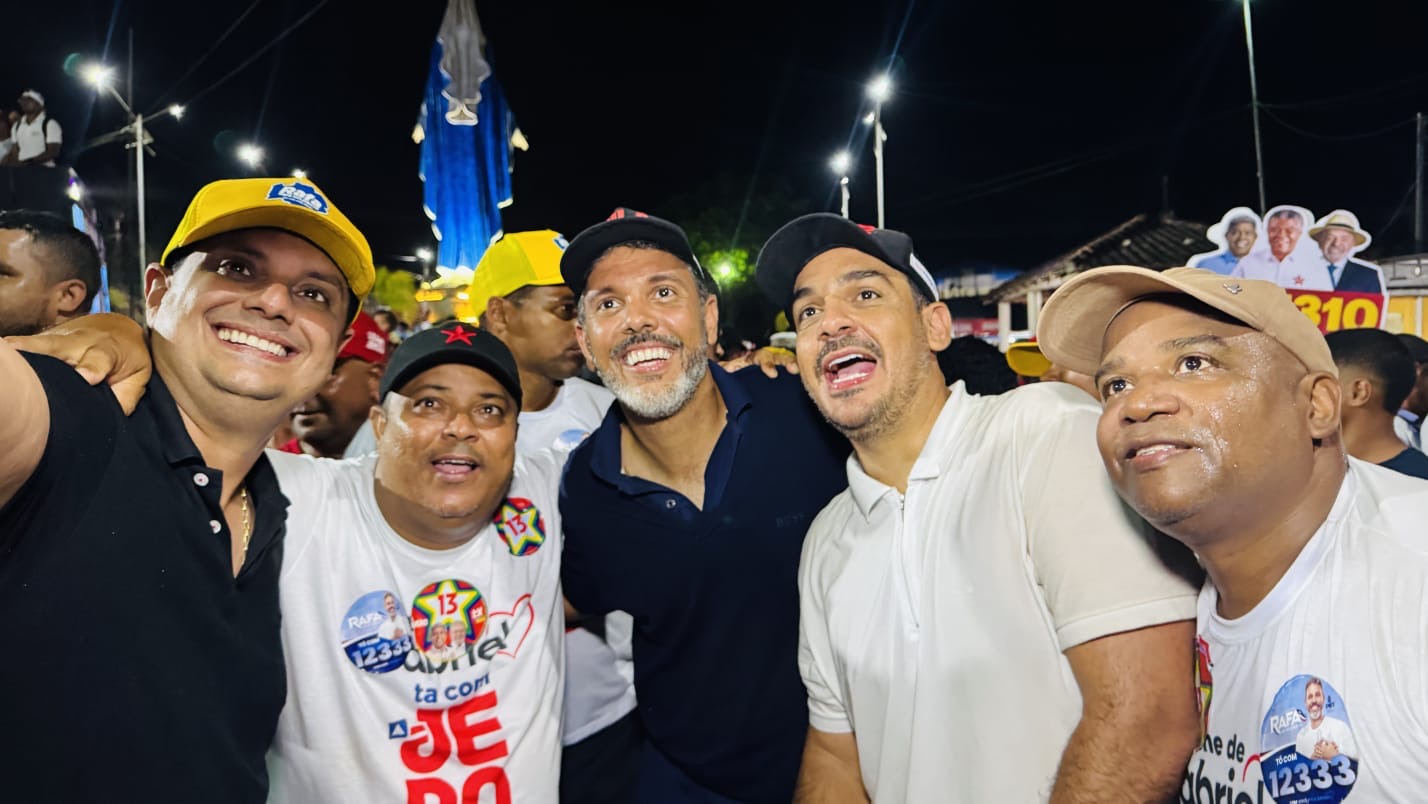 Rafa de Hildécio é recebido pelo Prefeito Gabriel de Parísio, seu vice Álvaro e por apoiadores durante grande comício em Wenceslau Guimarães