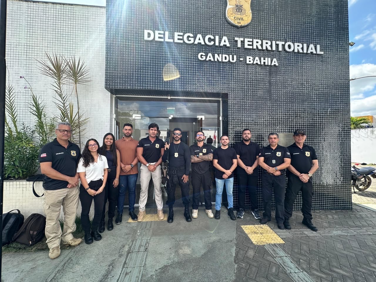 POLÍCIA CIVIL DA BAHIA ATRAVÉS DA 5• COORPIN REALIZA OPERAÇÃO E CUMPRE MANDADOS DE PRISÃO E BUSCA CONTRA SUSPEITOS DE ORGANIZAÇÃO CRIMINOSA, TRÁFICO DE DROGAS E LAVAGEM DE CAPITAIS, COM PRISÃO DE LIDERANÇA DO COMANDO VERMELHO NO BAIXO SUL.