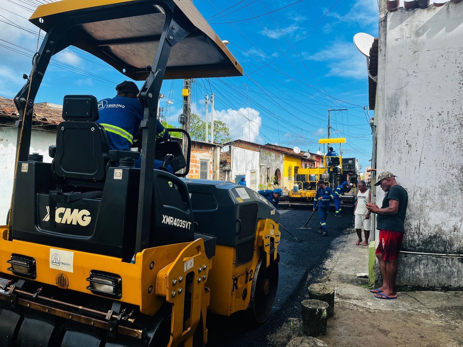Prefeitura de Valença, moradores e comerciantes comemoram o início da pavimentação asfáltica no Alto do São Roque