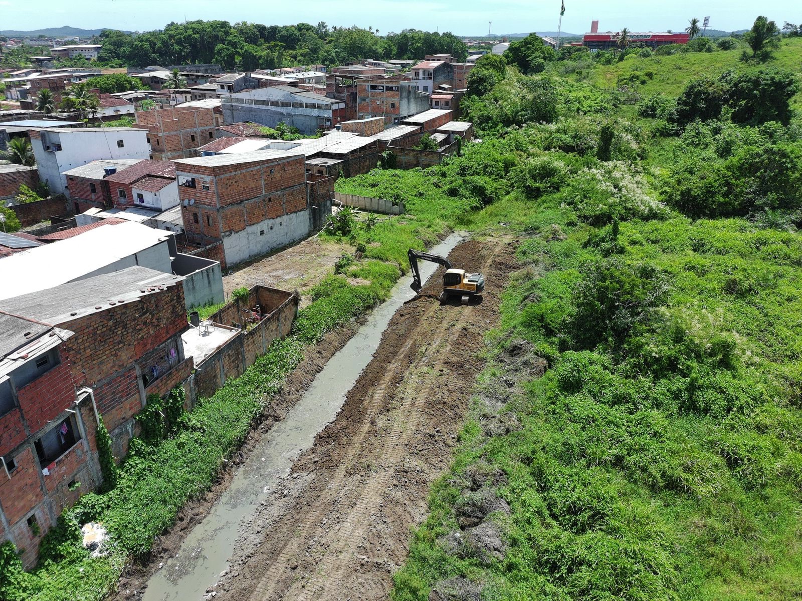 Prefeitura de Valença avança na limpeza de canais no Tio Virgínio e Estância Azul