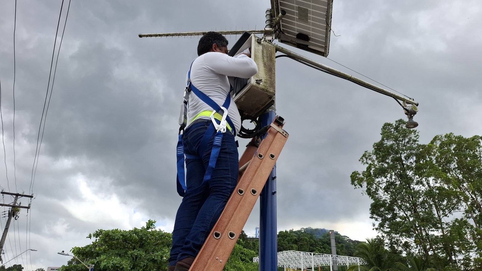 Realização de manutenção da estação do Cemaden na Ponte da CVI é realizada em Valença