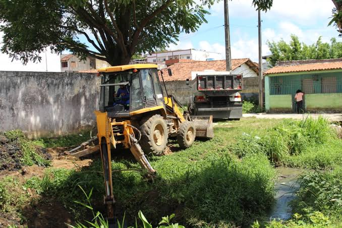 Prefeitura de Valença realiza limpeza de canal de esgoto nos Bairros.