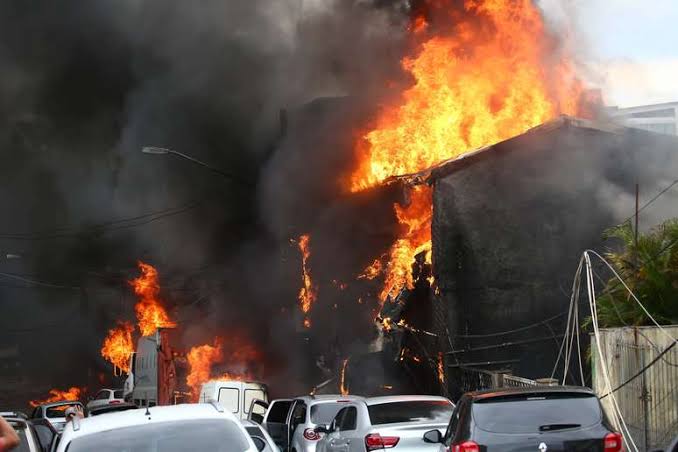 Avião de pequeno porte King Air cai em avenida na Barra Funda, Zona Oeste de São Paulo; há ao menos 2 mortos e 2 feridos