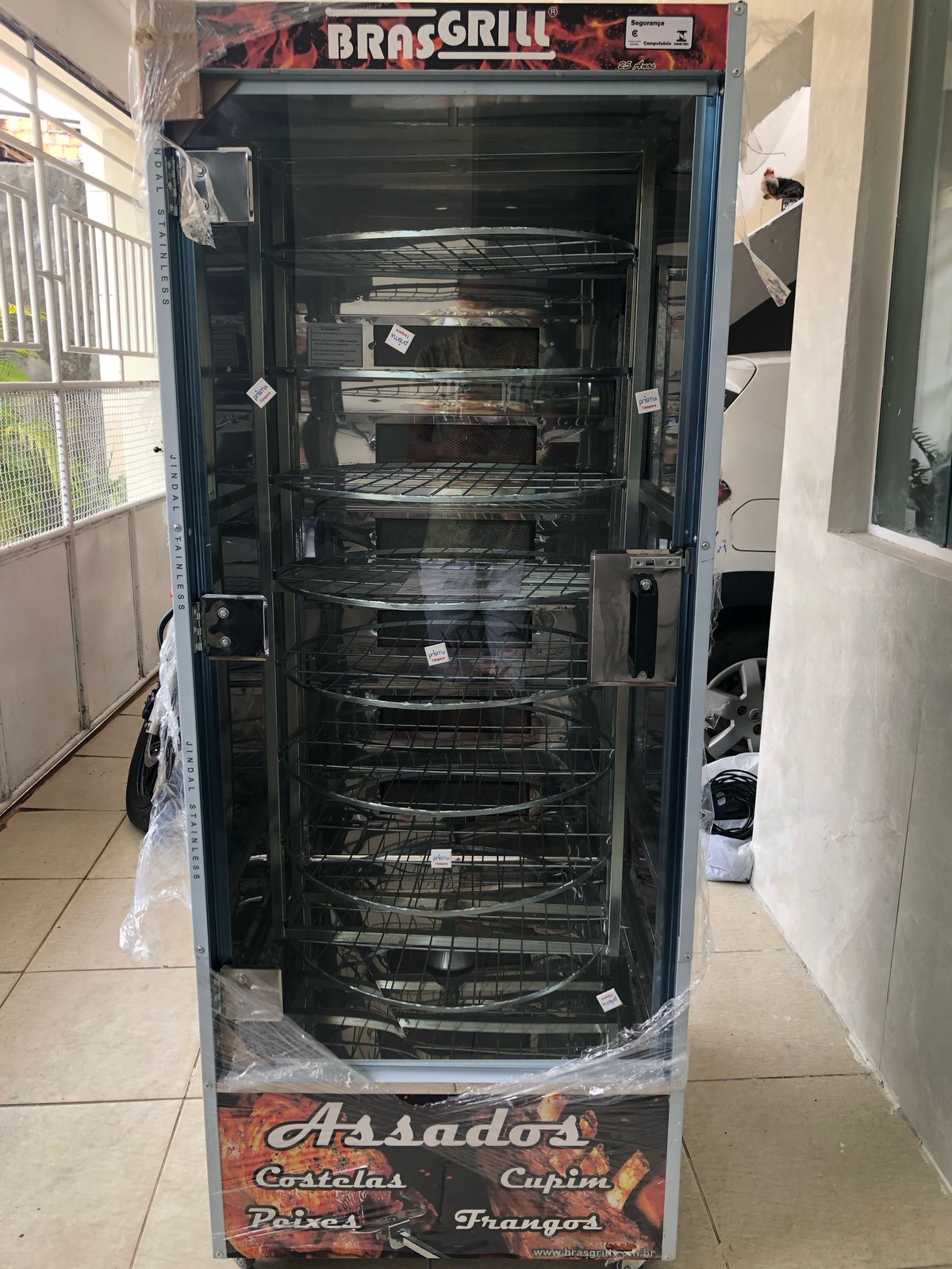 Vende-se Uma máquina de assar frango(zera) Marca: Brasgrill voltagem:110/220