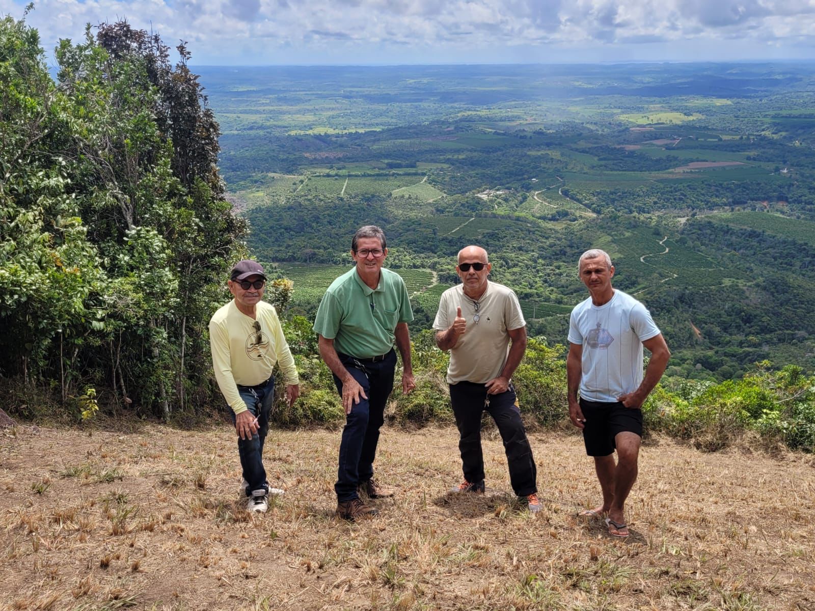 Prefeitura de Valença e Parapentista Profissional Realizam Limpeza da Rampa na Serra do Abiá