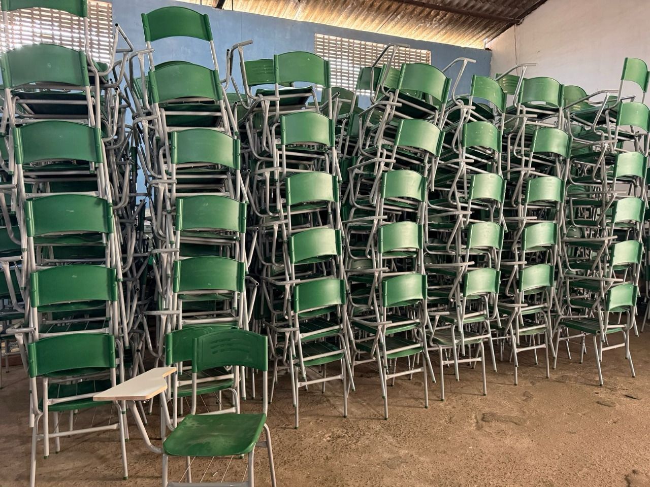 Prefeitura de Valença recebe 734 carteiras universitárias para reforçar estrutura escolar
