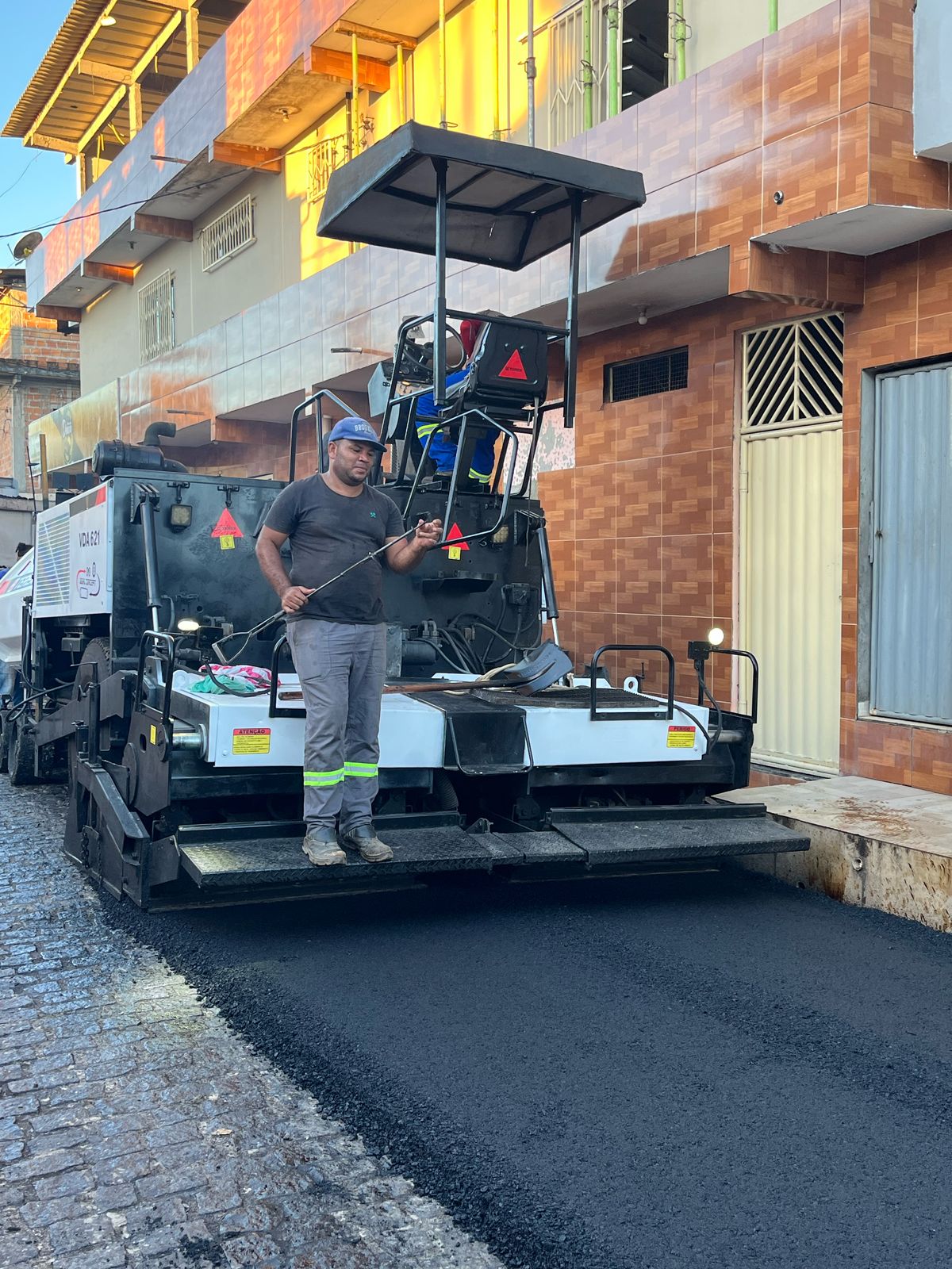 Parceria da prefeitura de Valença com o Governo do estado garante asfalto para o bairro da Bolívia
