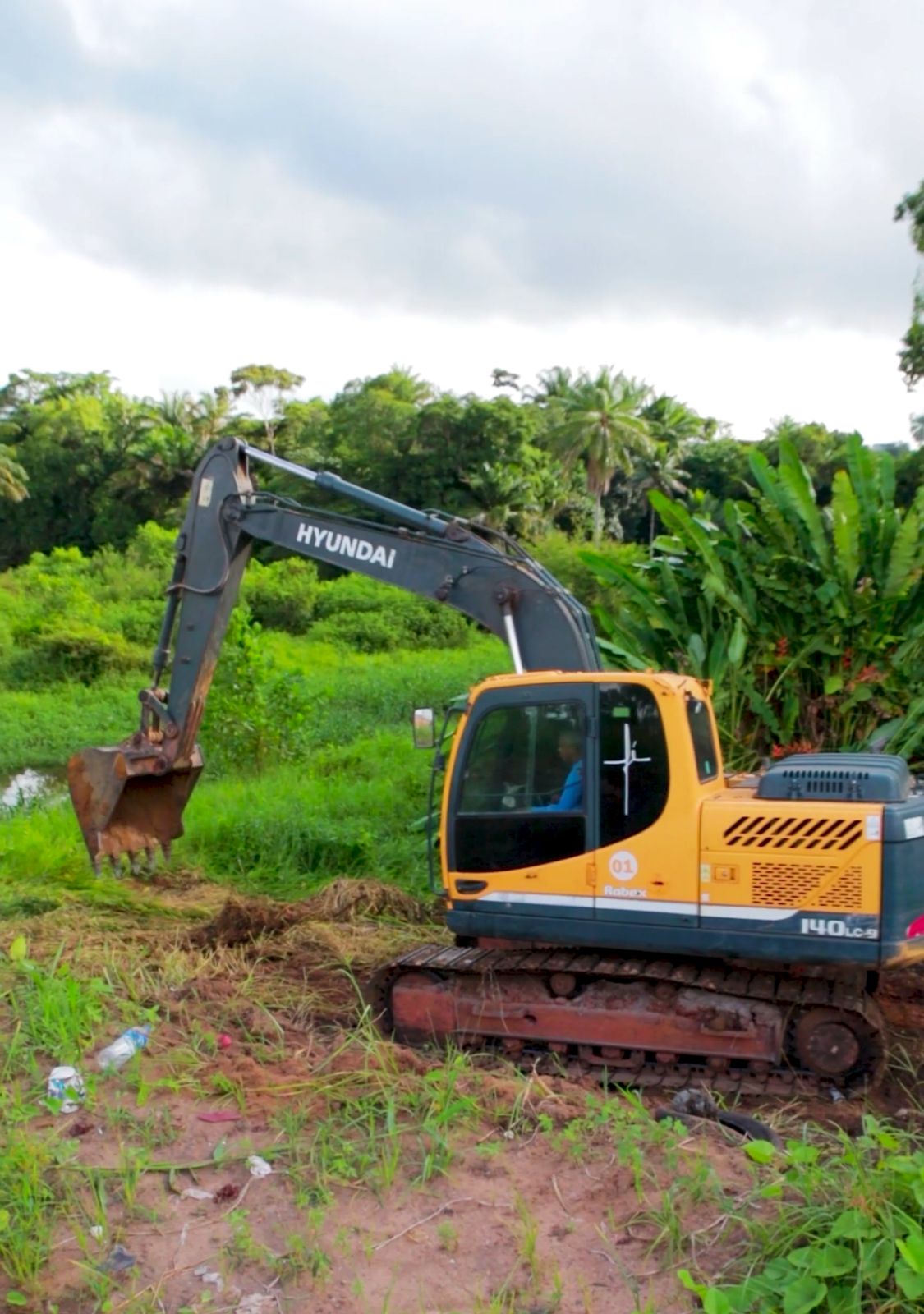 Projeto “Estações”, da Prefeitura de Valença, intensifica limpeza de canais na cidade e Guaibim