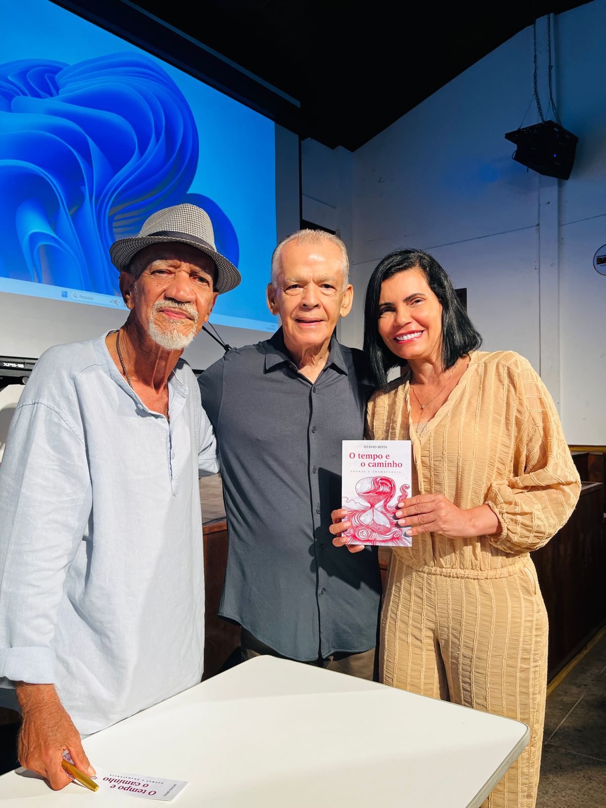 Lançamento do novo livro de Otávio Mota reúne artistas e público no Theatro Municipal