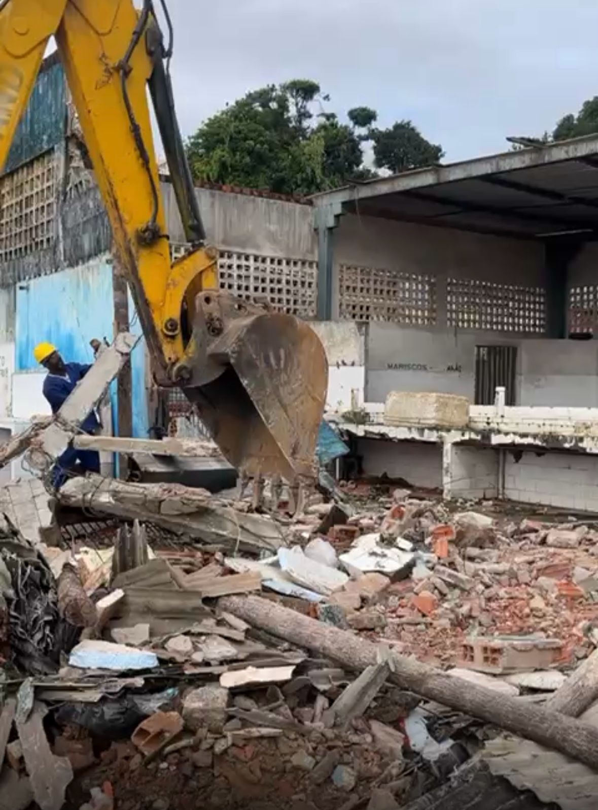 Prefeitura inicia demolição do antigo Mercado do Peixe para construção de moderno centro de comercialização de pescado