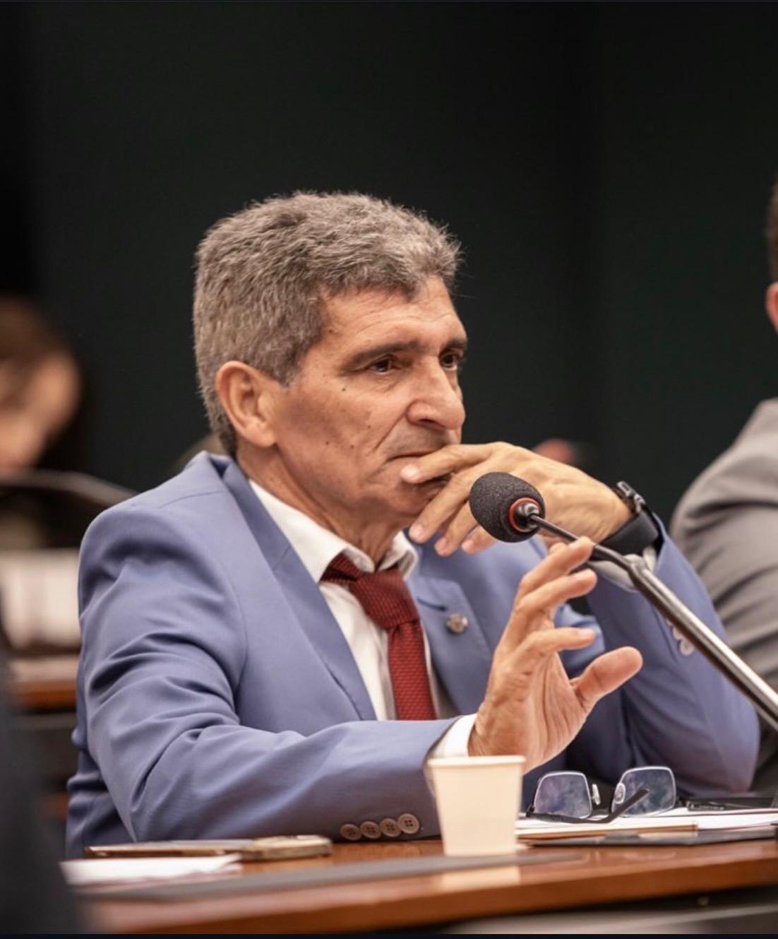 Deputado Raimundo Costa é criticado após votar a favor da PEC da Blindagem