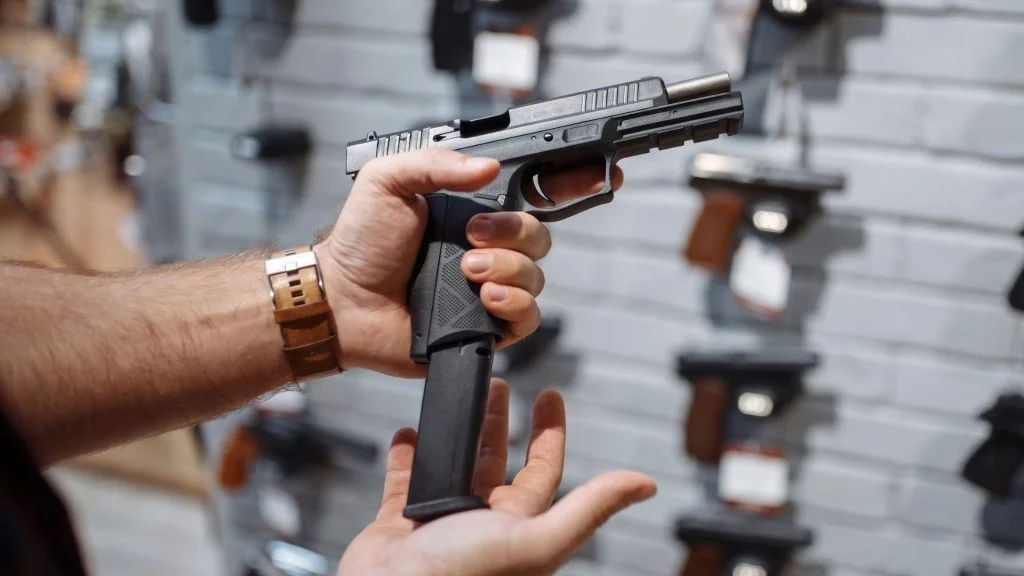 Porte de arma é aprovado para 18 novas profissões no Brasil e autorização vai ficar mais fácil