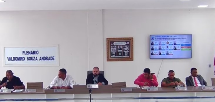 Cenas de sexo são exibidas em TV durante sessão da Câmara de Laje