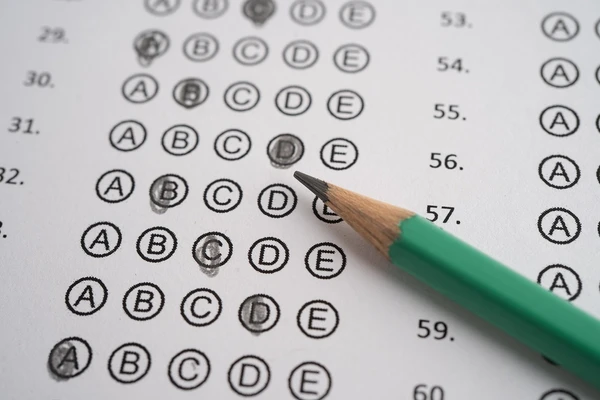 Prefeitura abre concurso público com 77 vagas imediatas e salários de até R$ 16 mil