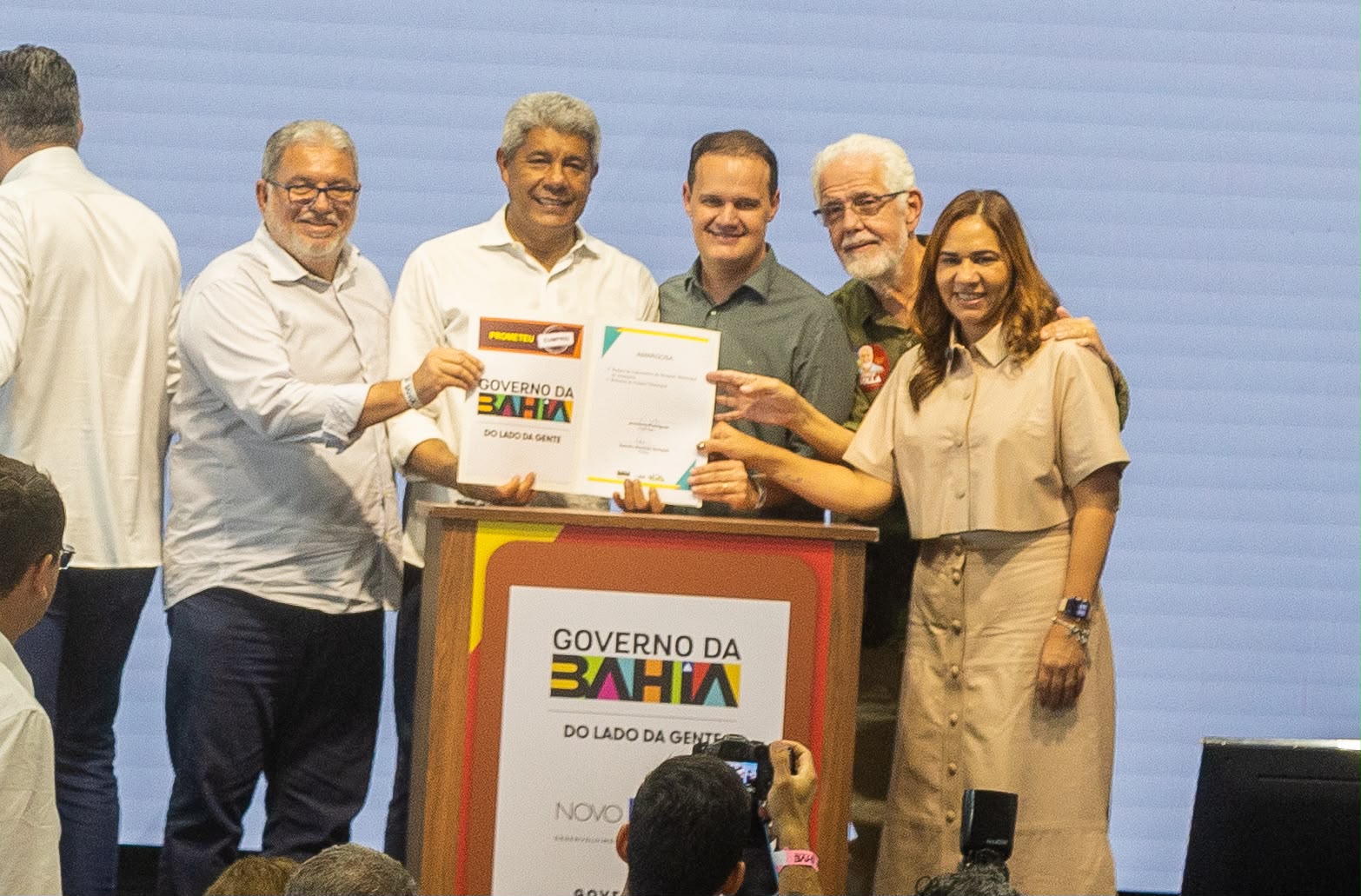 Esporte e saúde: governador assina convênios para reforma do estádio e do laboratório municipal de Amargosa
