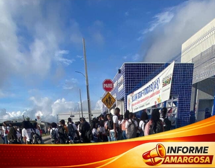 Alunos relatam que estariam sendo impedidos de entrar em colégio por falta de farda e tênis