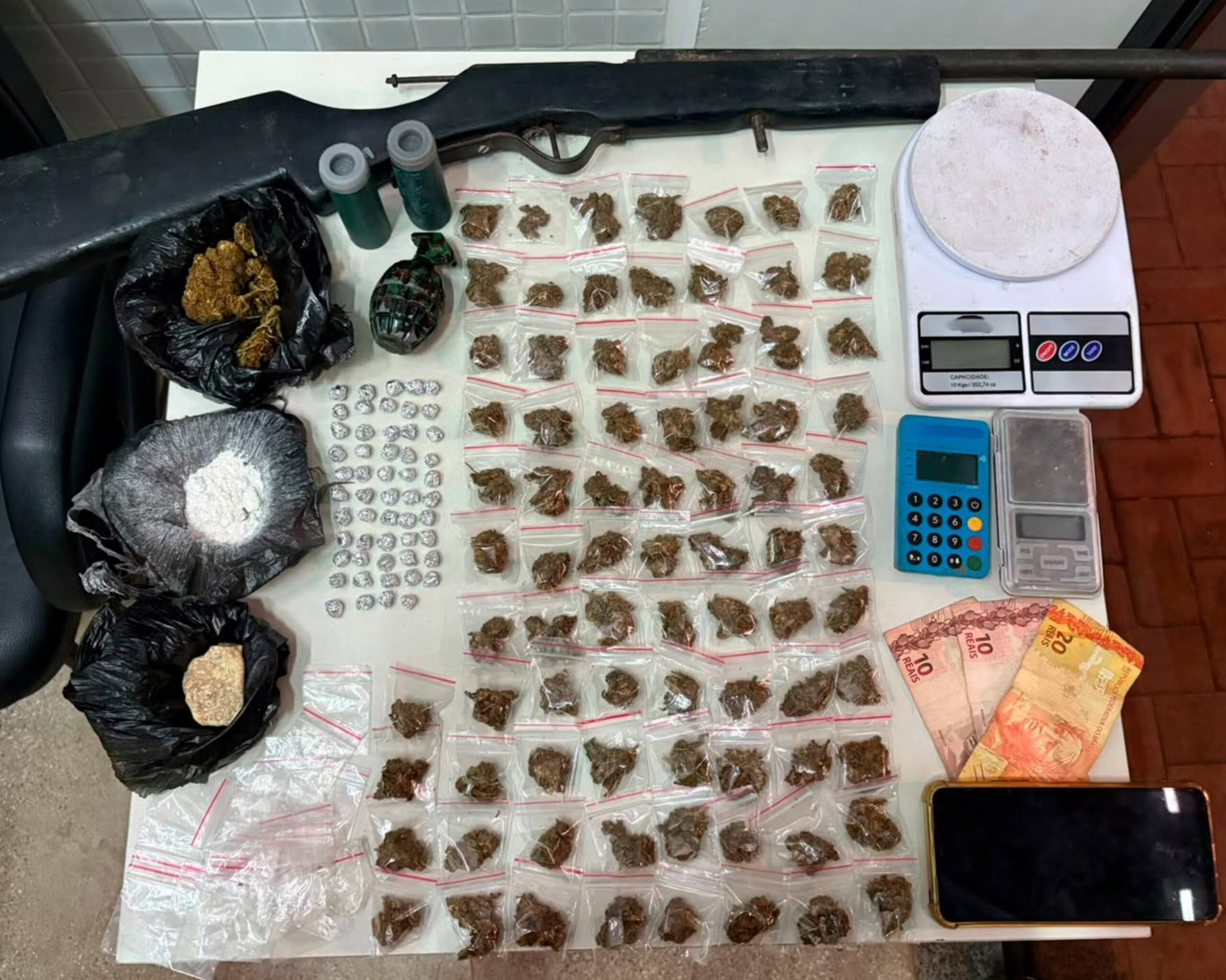 Polícia Militar apreende espingarda, entorpecentes e materiais do tráfico em Valença