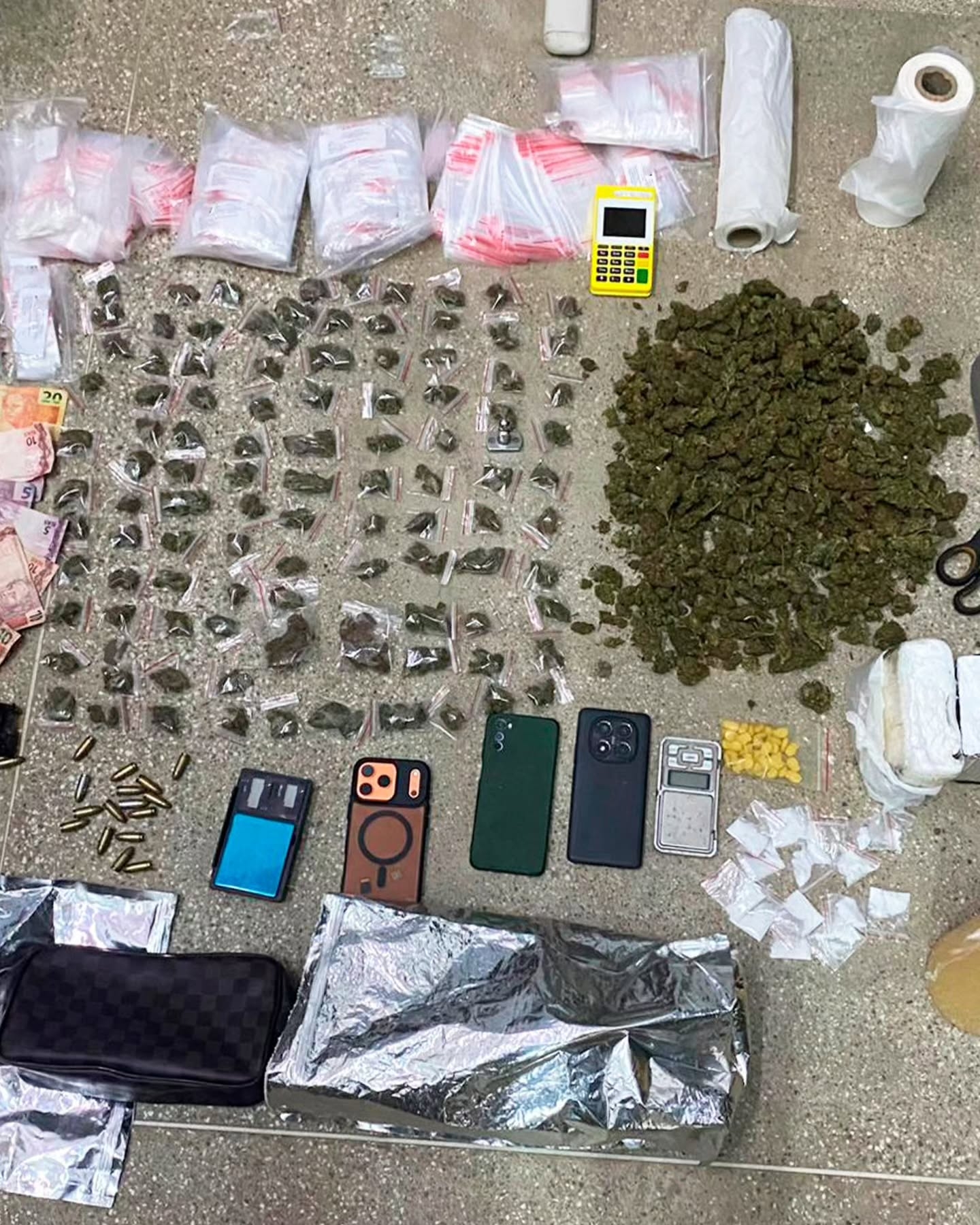 Policia Militar apreende grande quantidade de drogas, munições e materiais do tráfico em Valença