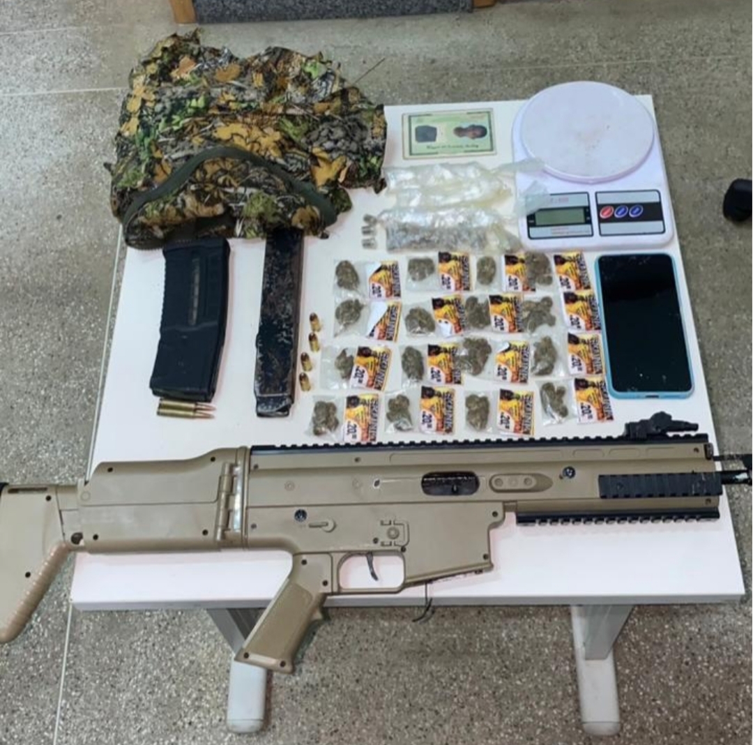 PM apreende submetralhadora, drogas e outros materiais durante operação em Valença