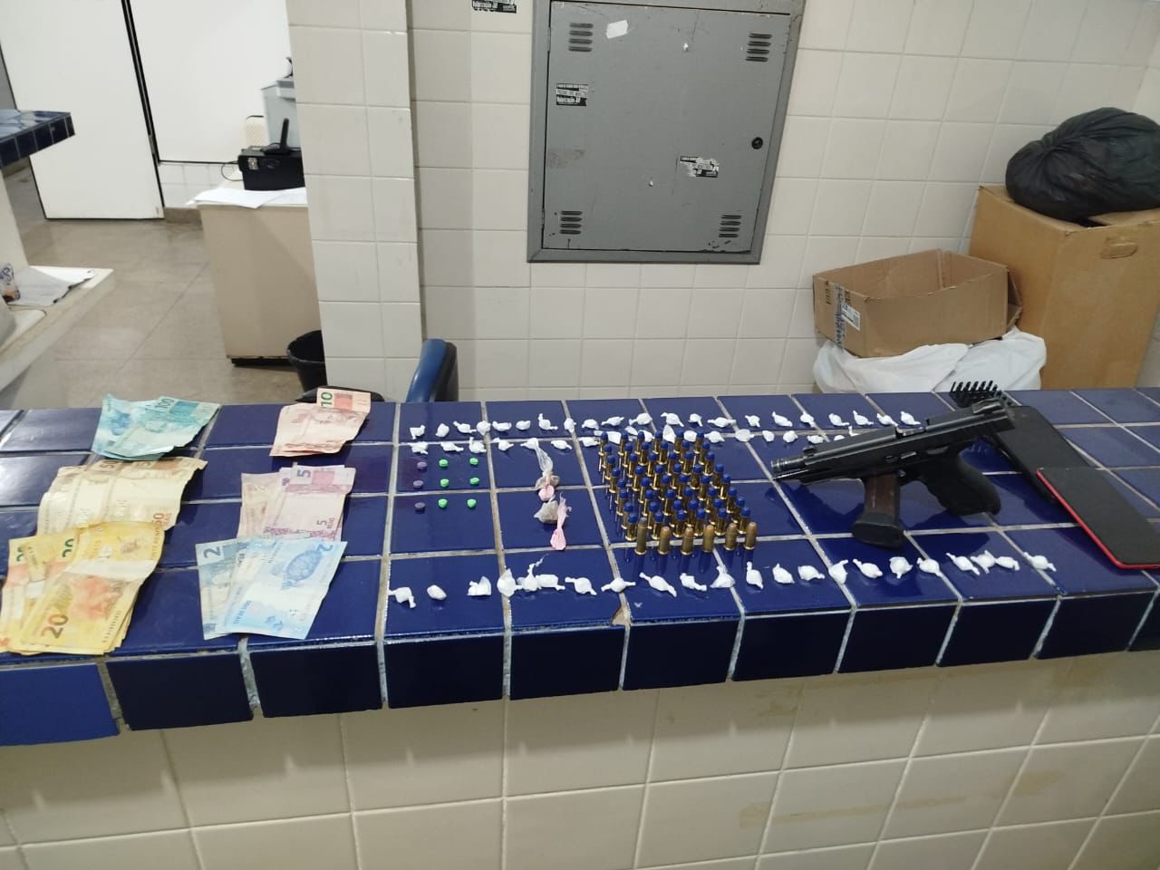 PM apreende arma da PC-SP, drogas e recupera motocicleta durante Operação Comboio em Brumado