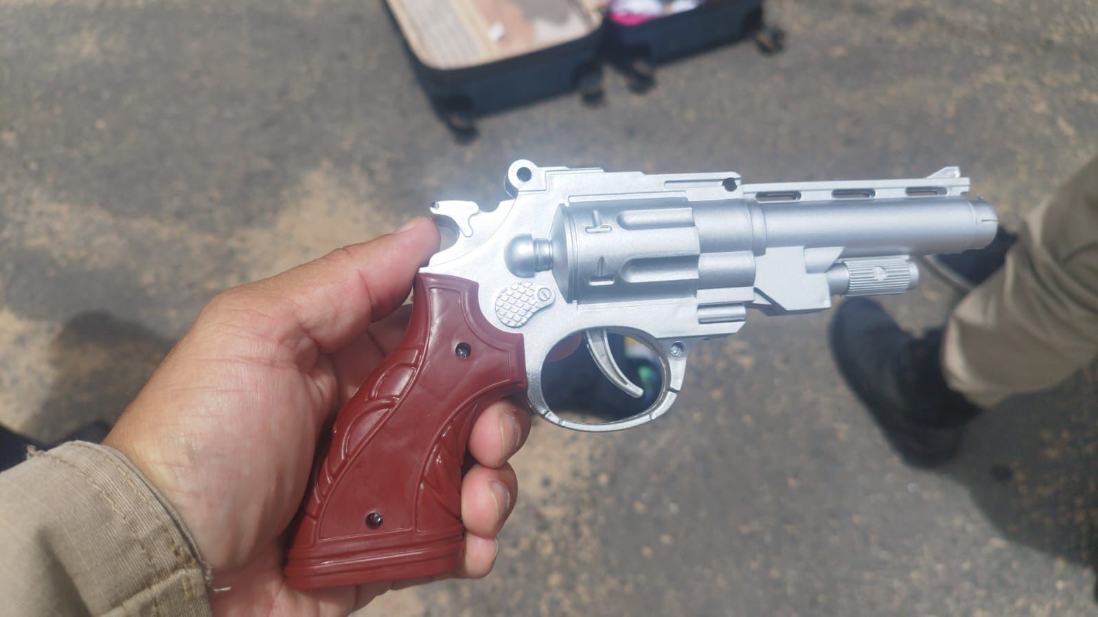 ARACATU: HOMEM É PRESO APÓS SE PASSAR POR POLICIAL, ASSALTAR PASSAGEIRA EM ÔNIBUS E SER LIGADO A OCORRÊNCIA ANTERIOR COM VEÍCULO ROUBADO