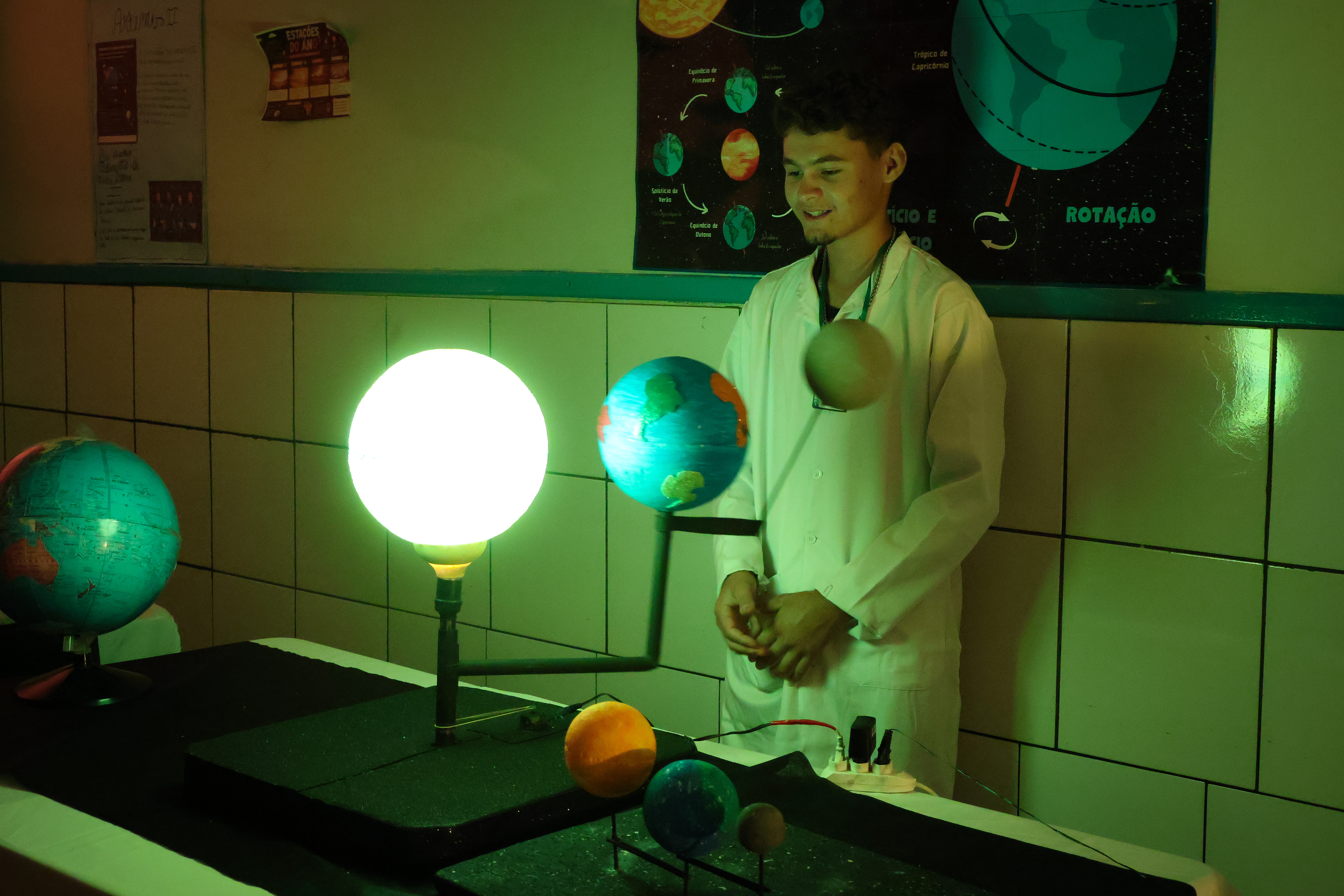 Escola Centro Educacional de Aracatu (CEA) realiza I Amostra de Ciências com tema “Uma Viagem Pelo Universo”