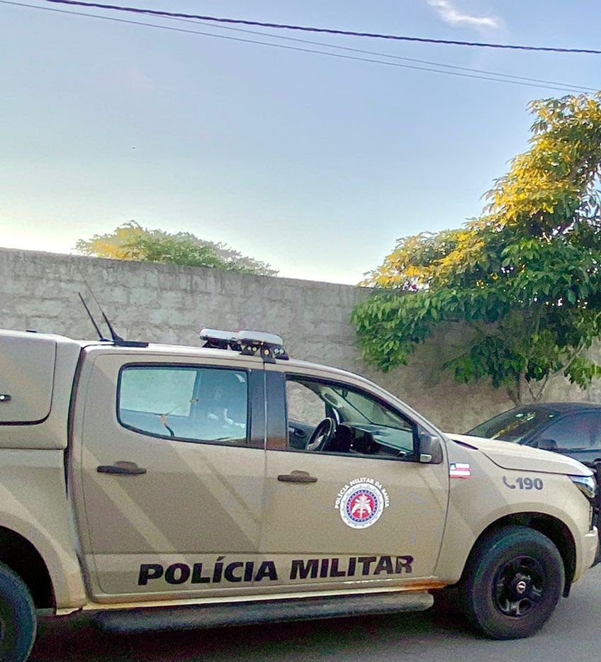 BLITZ DA POLÍCIA MILITAR REFORÇA SEGURANÇA PRÓXIMO AO COLÉGIO ESTADUAL EM ARACATU