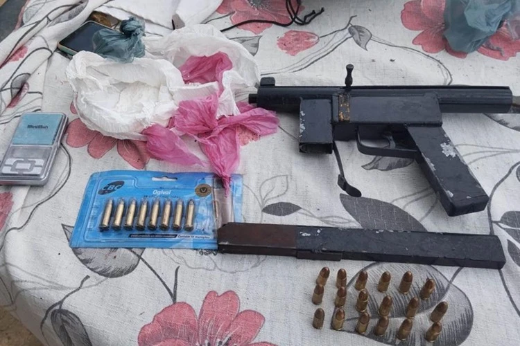 Homem é preso com submetralhadora e drogas na Agrovila 20 em Serra do Ramalho