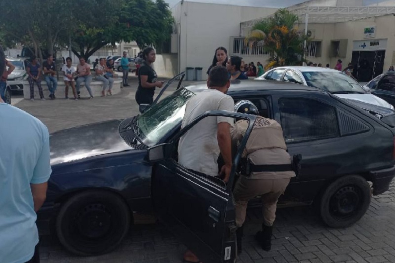 Mulher desacordada é socorrida por equipe da CIPRv na BA-263, em Vitória da Conquista