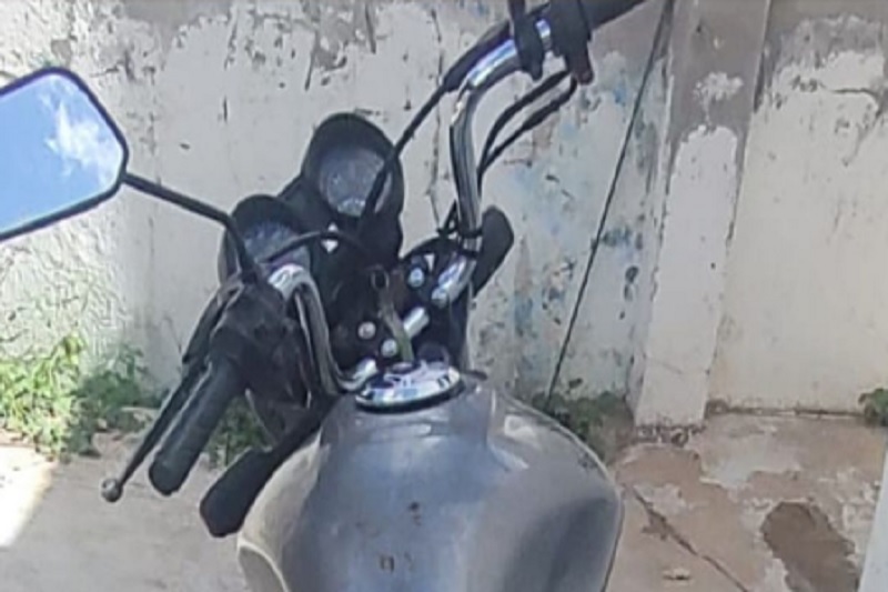 PM apreende motocicleta com restrição de furto e roubo durante abordagens em Guajeru