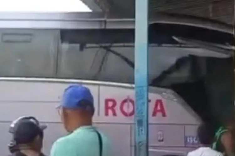 Um acidente envolvendo um ônibus da empresa Rota Transportes deixou dois mortos na manhã desta segunda-feira (6), em Itambé.