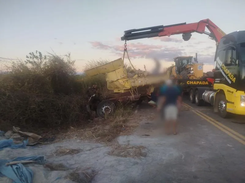Motorista morre após caminhão tombar na Ba-256, trecho entre Macaúbas e Ibipitanga
