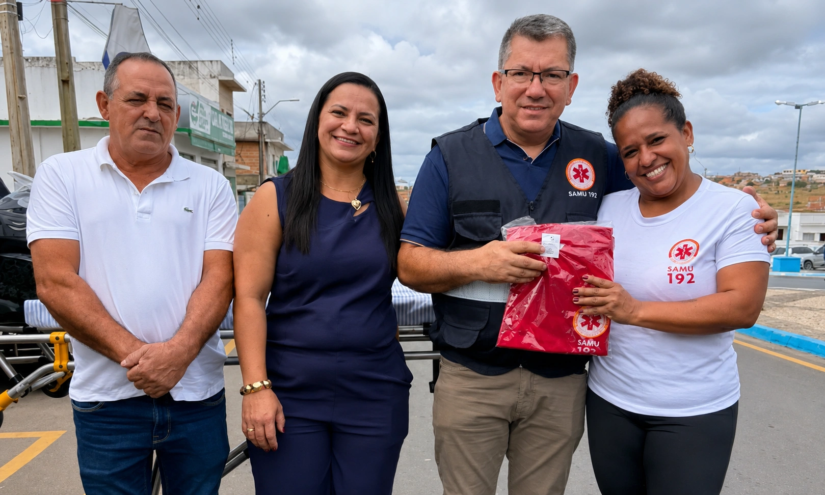 Prefeito Valdemir Gondim entrega ambulância e novos uniformes para equipe do SAMU
