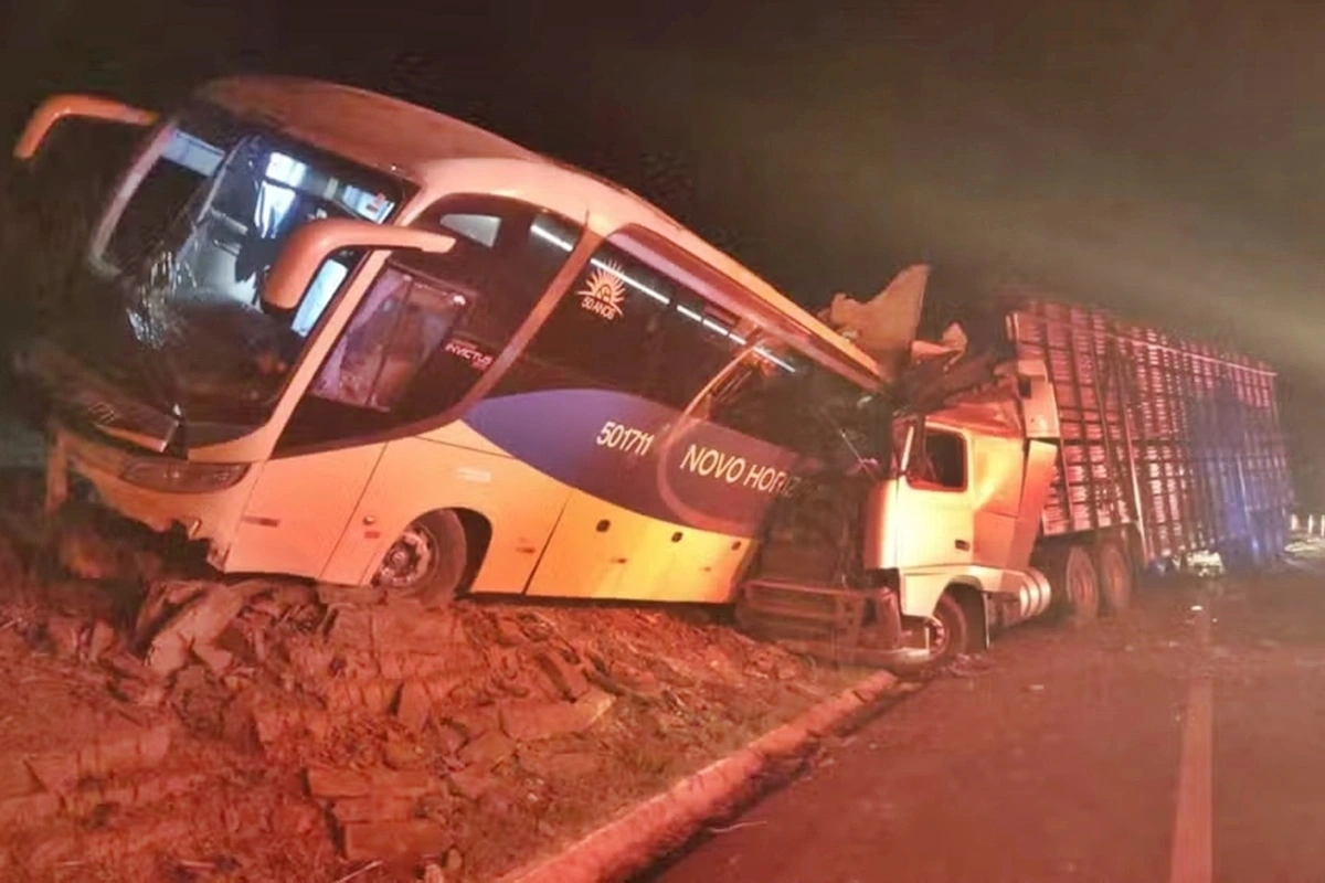 Mulher e filho de cinco anos morrem em acidente entre ônibus e carreta em Minas Gerais