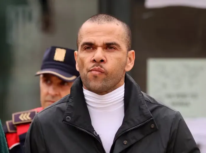 Daniel Alves é absolvido de acusação de estupro na Espanha