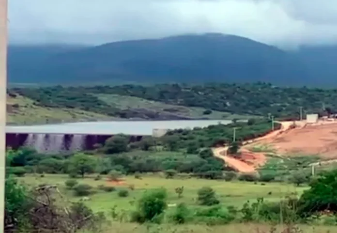 Brumado: Barragem de Cristalândia atinge capacidade máxima e começa a transbordar