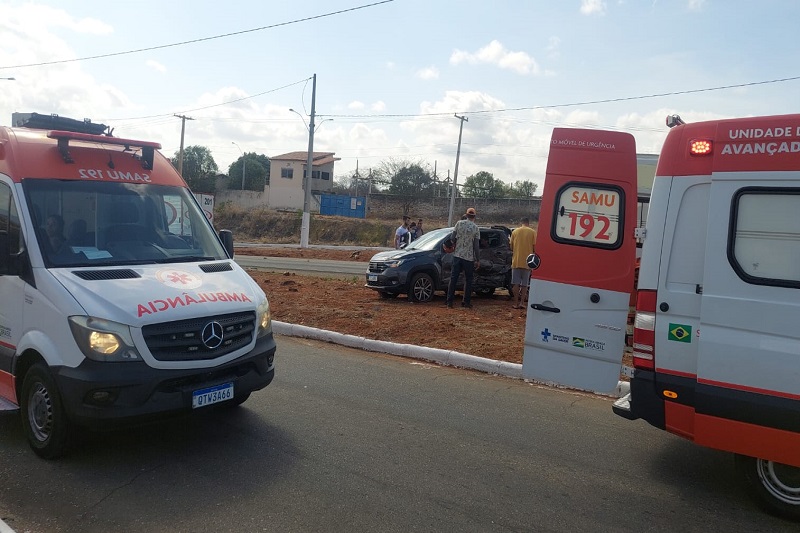 Colisão entre caminhão e carro deixa feridos no anel rodoviário de Brumado