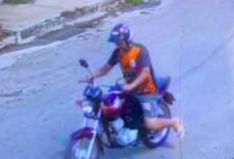 Motocicleta é furtada no bairro Olhos D'Água, em Brumado; câmeras registram ação do criminoso