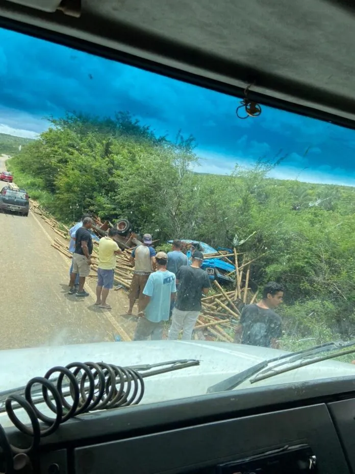 Caminhão carregado de madeira tomba na BA-623 entre Vila Mariana a Maetinga