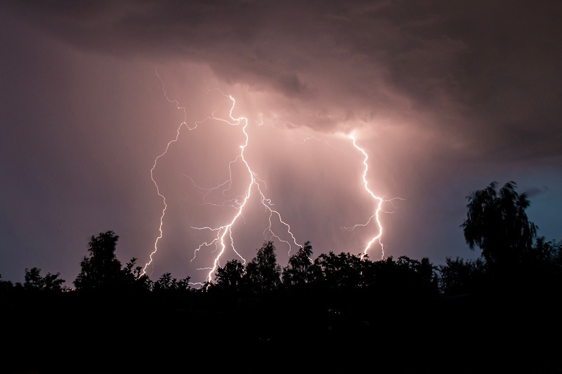 Bahia registra cerca de 200 mil raios em seis dias e temporais causam transtornos em diversas regiões