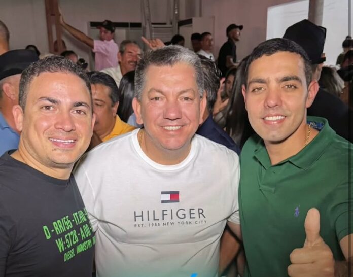 Phellipe Brito e MarLúcio Abreu prestigiam o prefeito Valdemir no aniversário de Tanhaçu