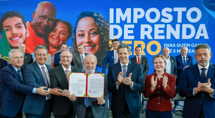 Presidente Lula sanciona lei que amplia isenção do Imposto de Renda para quem ganha até R$ 5 mil