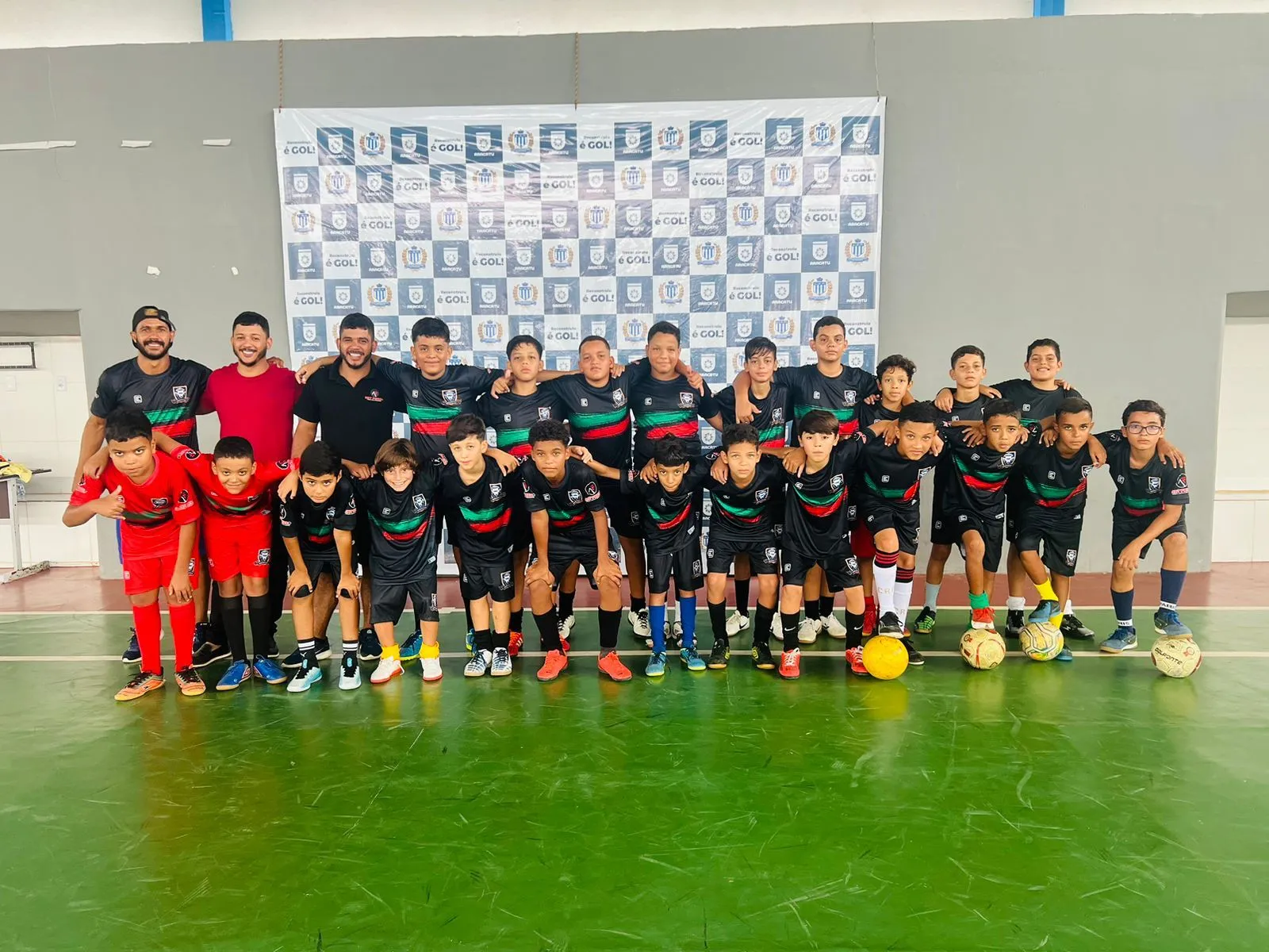Com imensa alegria, a Escolinha LC6 realiza a inauguração de seu novo uniforme em Aracatu.