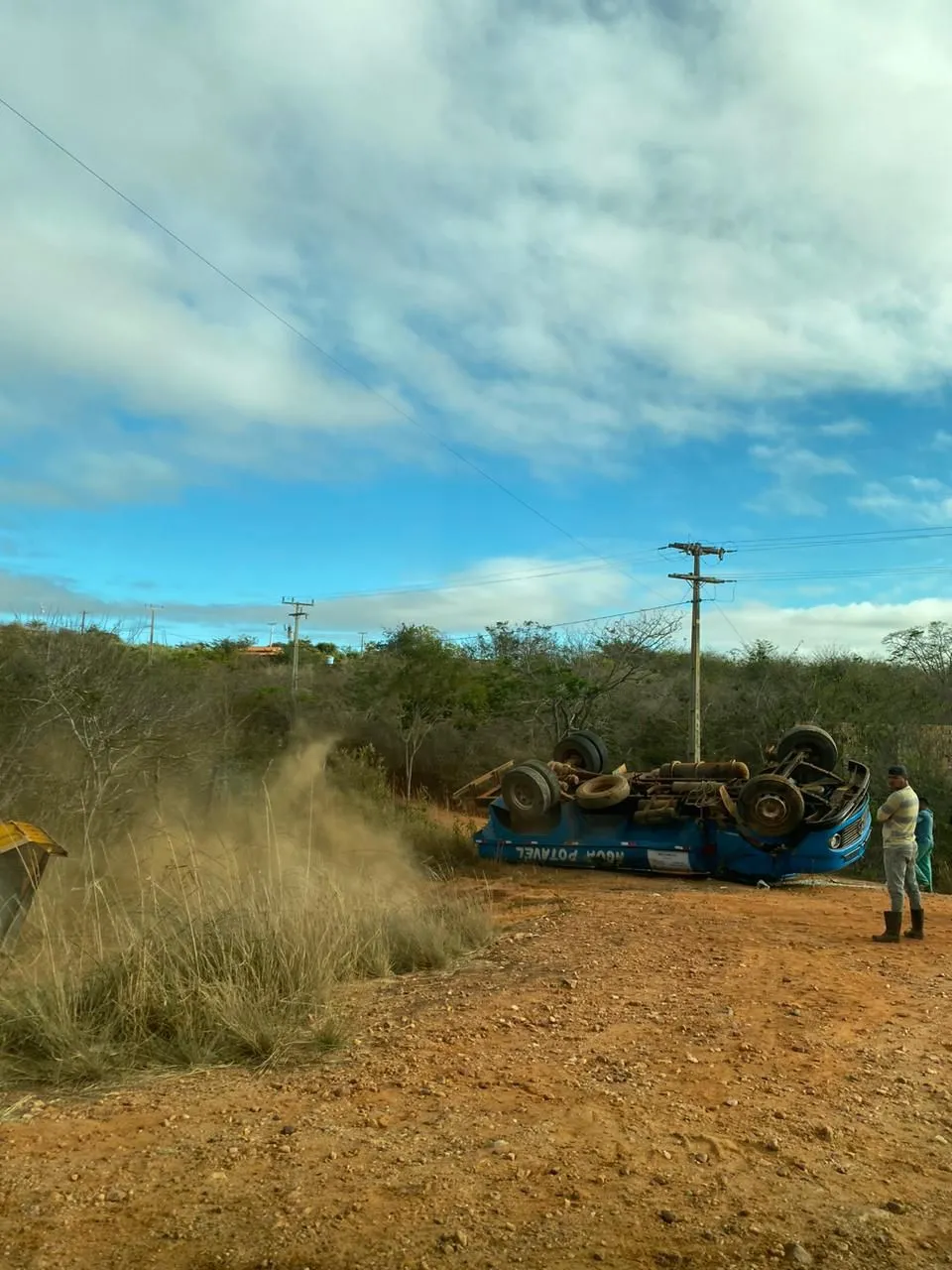 Em Maetinga, um caminhão-pipa virou ao desviar de um animal em uma estrada rural.