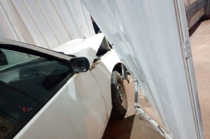 Fiat Uno perde os freios, invade residência e assusta moradores em Maetinga