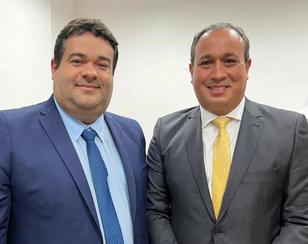 Ivan Cordeiro e deputado Vítor Azevedo discutem recursos para a saúde de Vitória da Conquista