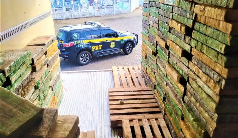PRF APREENDE MAIS DE 2 TONELADAS DE MACONHA EM VITÓRIA DA CONQUISTA