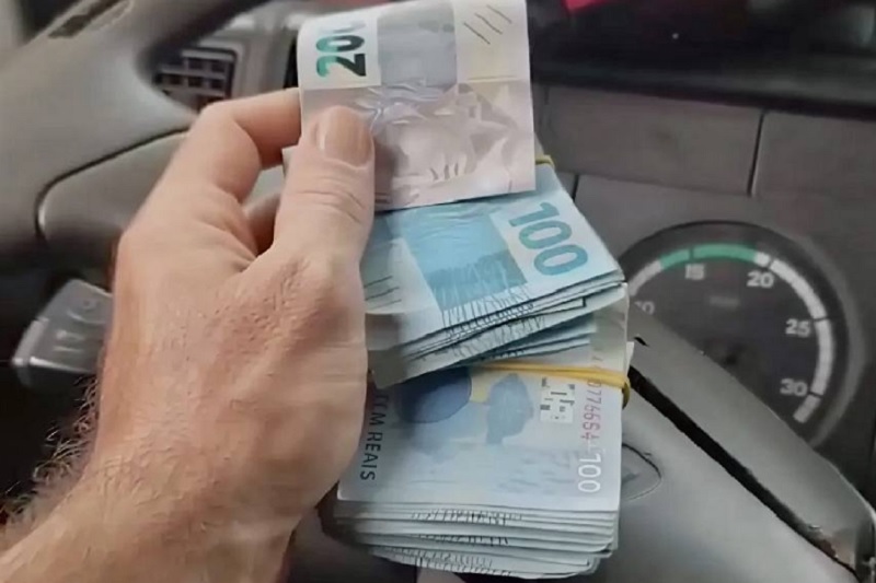 Caminhoneiro devolve mochila com R$ 11 mil e emociona moradores na zona rural de Brumado
